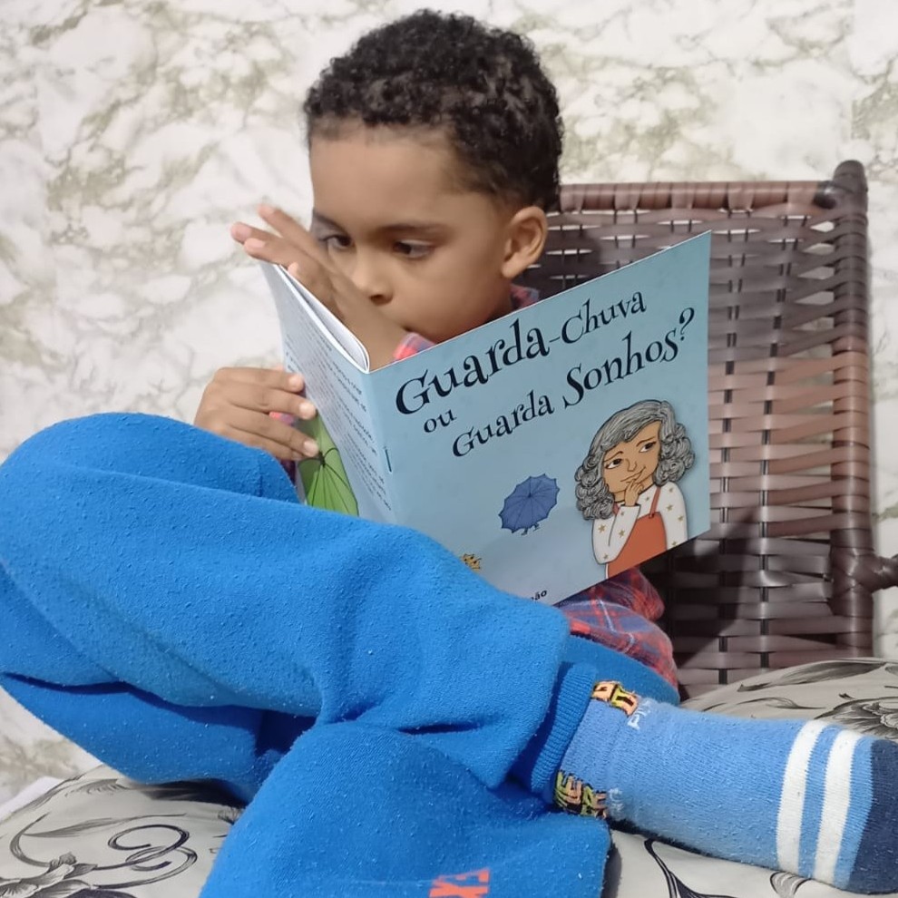 Foto de um leitor do livro Guarda-chuva ou guarda sonhos?